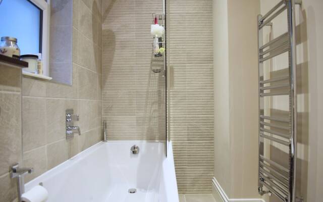 Modern 2 Bedroom Flat Central to Wimbledon