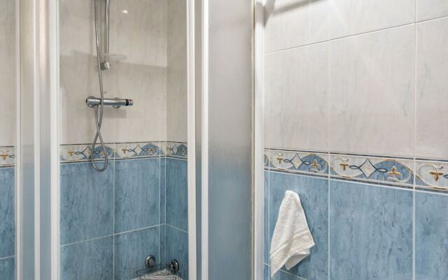 Inviting Mansion in Calpe with Hot Tub