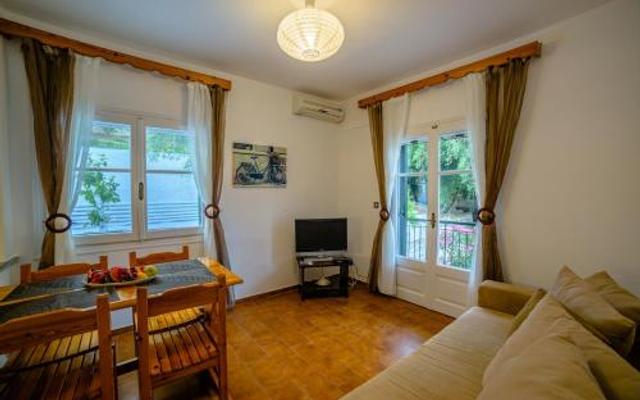 Zeus Pool Apartments