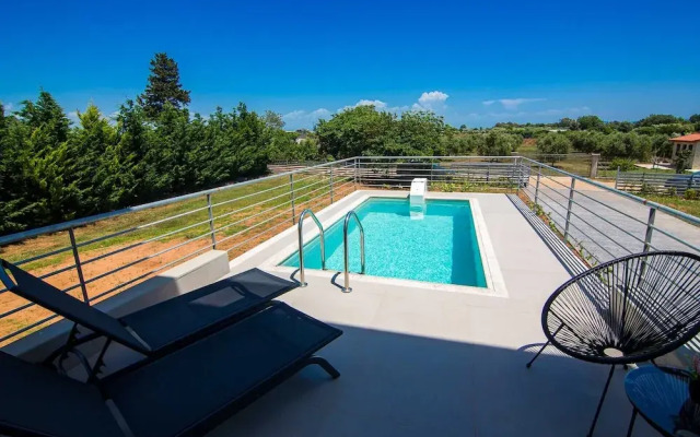 IO Luxury Pool & Hot Tub Suites