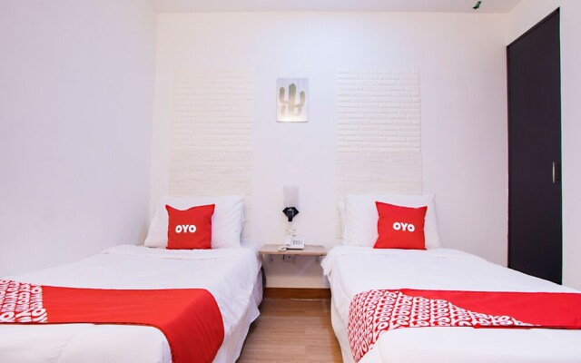 OYO 43963 T Signature Hotel