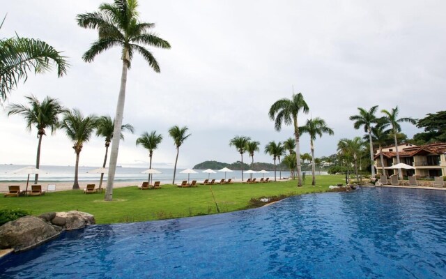 Beachfront Luxury condo with 2 swimming pool