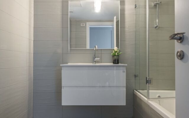 Stunning 4Bd Apt w/ Balcony, Parking & Sea Views by Sea N' Rent
