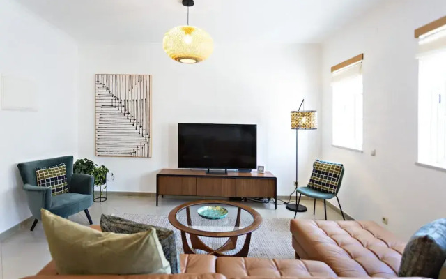 Pink House in Faro With 3 Bedrooms and 3 Bathrooms