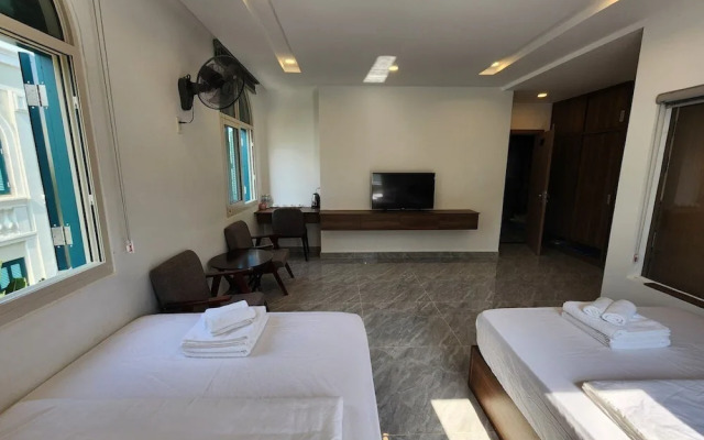 10 Bedroom Apartment 300m From The Sea