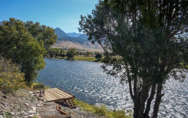 PV - Yellowstone River Retreat