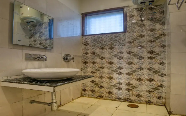 OYO 42743 Hotel Midway