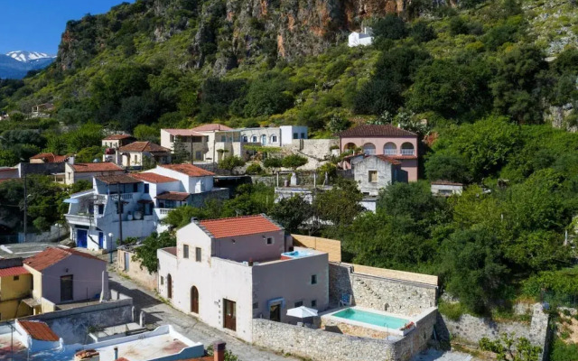 Cozy Holiday Home With Pool and Whirlpool in Maheri