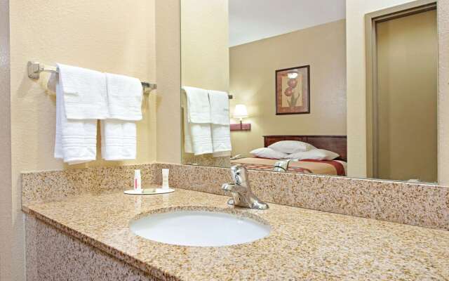 Super 8 by Wyndham St. Louis Airport