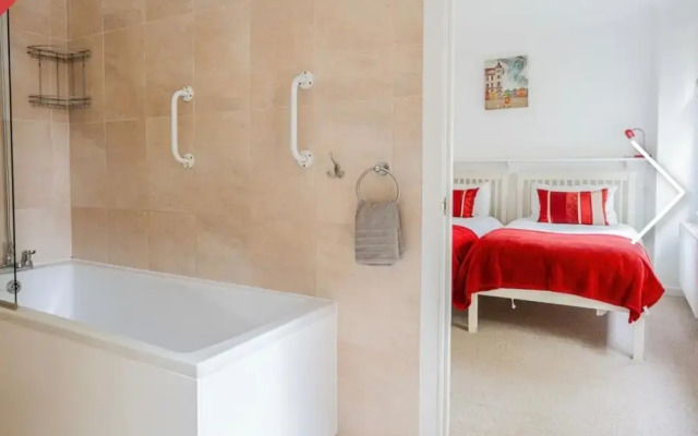 3 Bedroom-house -3mins to Beach- Petsok