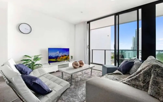 Broadbeach 2 Bedroom FREE WIFI, Netflix & Parking