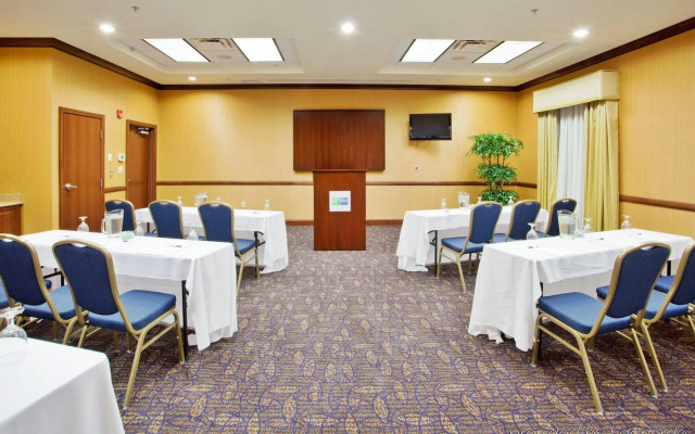 Holiday Inn Express & Suites Wilmington-Newark by IHG