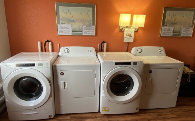 DAYS INN WAUSAU/NORTH/I-52 (Motel 6 Wausau)