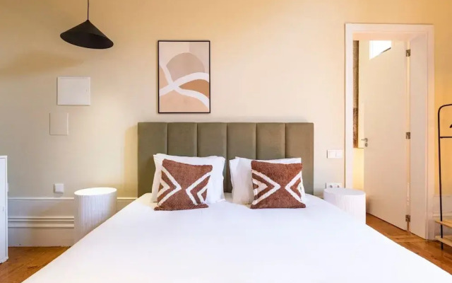 Guesthouse Bonjardim by LovelyStay