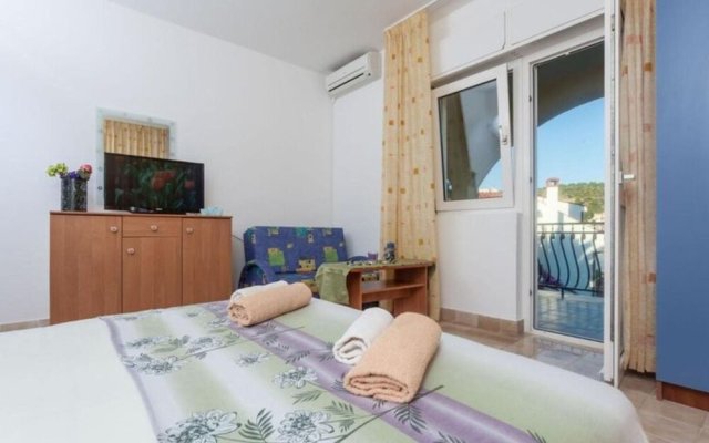 Beautiful Double Bed Room With Balcony and Sea View