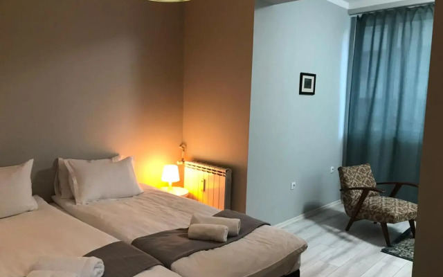 EU metro station, City Center, lovely 3-bedroom apartment, free parking