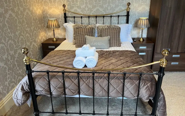 Kendal - Gothic Hall - Luxury Rooms or Apartment