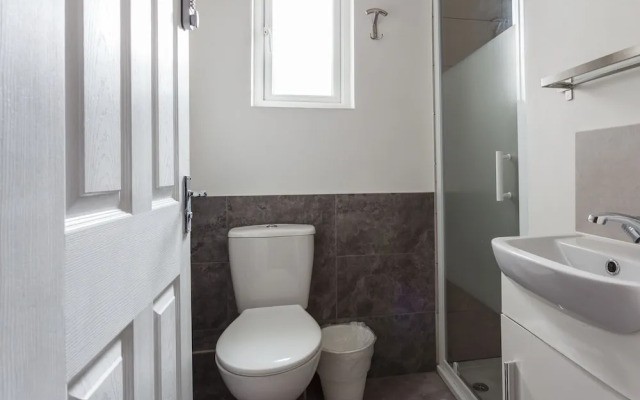 Shirley House Self Catering Guest House, 5 min Drive to Cruise Ship Terminals and City Centre