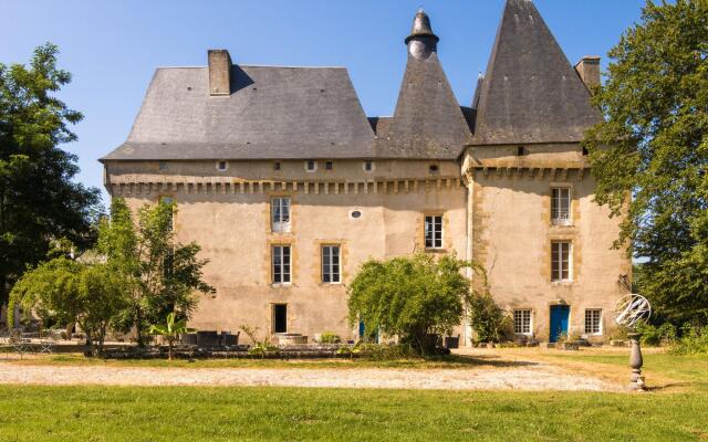 Heritage Castle in Chaleix with shared pool