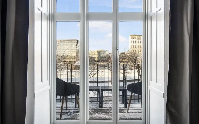 Sanders Promenade - Chic 2-bdr Apt w Water View