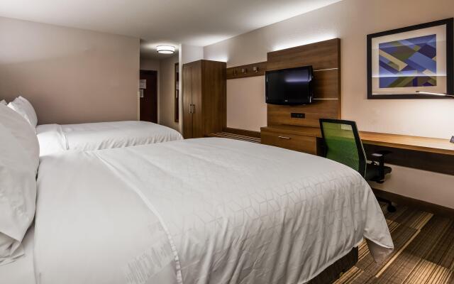 Holiday Inn Express & Suites Detroit - Farmington Hills, an IHG Hotel