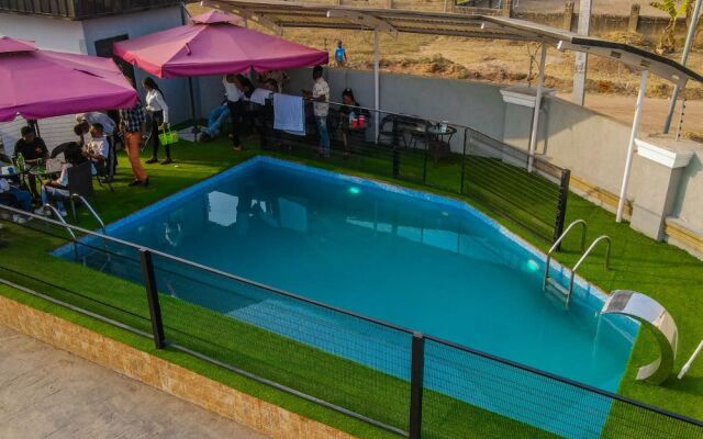 Ronkibog Crystal Hotel & Suites