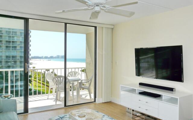 Inviting Condo on Beach With Pool and Tennis Courts
