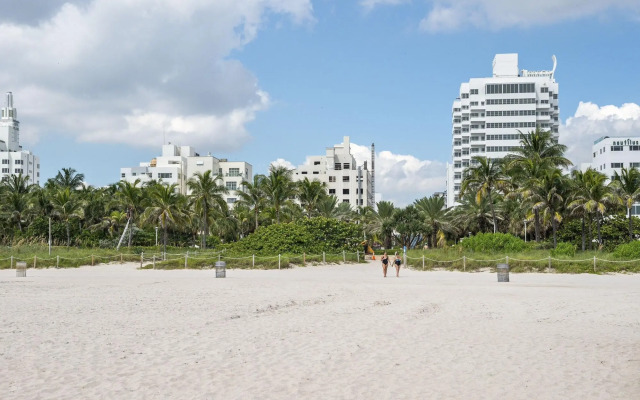 Greenview Hotel by Lowkl