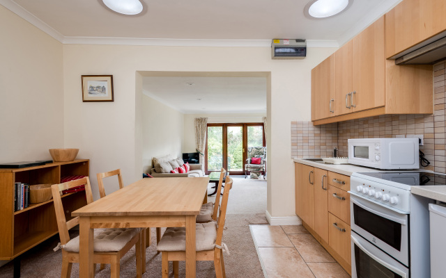 Spacious 1-Bedroom Flat with garden & free parking