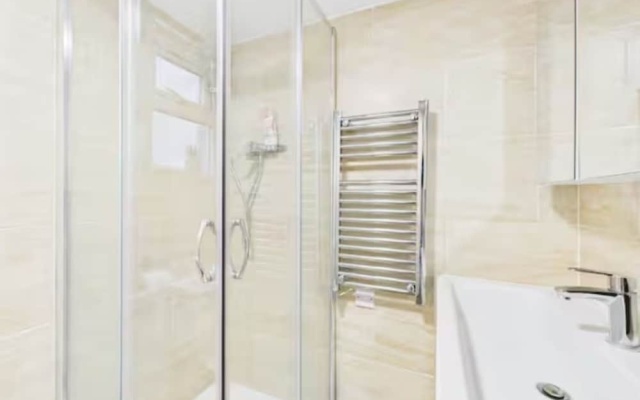 4BR London Home Piccadilly Line Sleeps 9