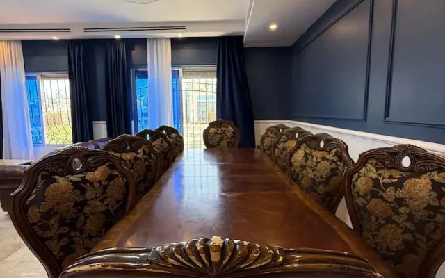 3bedroom Aprt of 200sqm Near Movenpick Hotel Amman