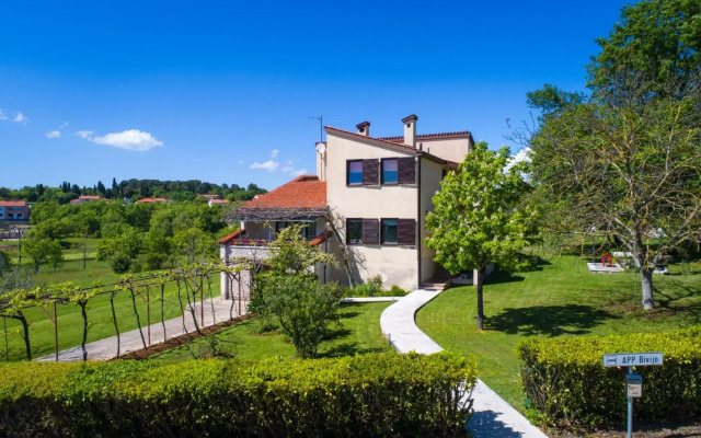 Bruno - Spacious Yard - A1