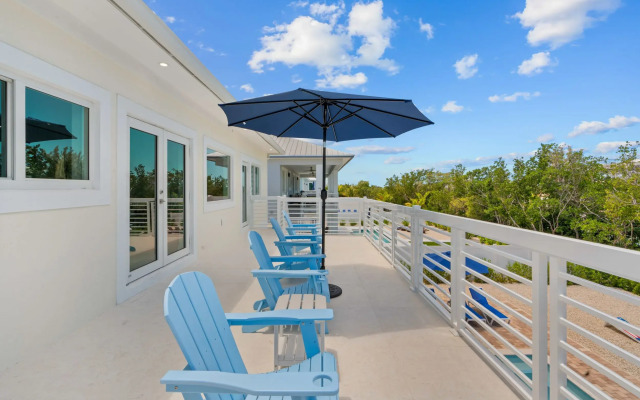 Paradise Point Pool Dock Lounges BBQ
