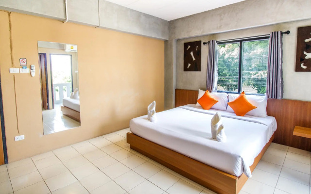 B2 Santitham (Wat Jed Yod) Boutique & Budget Hotel