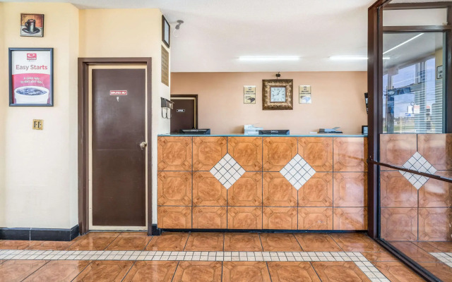 Econo Lodge  Inn & Suites Macon West