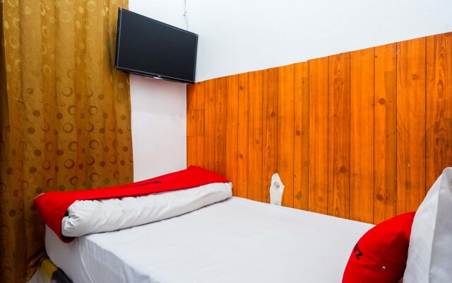 RedDoorz @ Golden Inn Tugu Yogyakarta