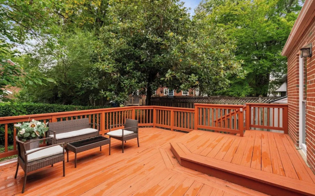 Charming Townhouse Retreat by Cozysuites