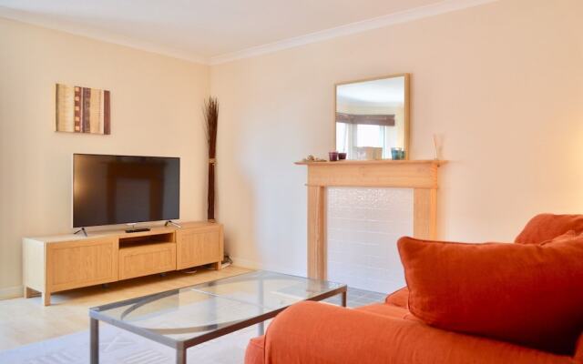 Modern Two Bedroom Flat in Leith