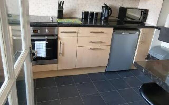 3 BEDROOM SERVICED APPARTMENT CENTRAL LOCATION SEA SIDE TOWn