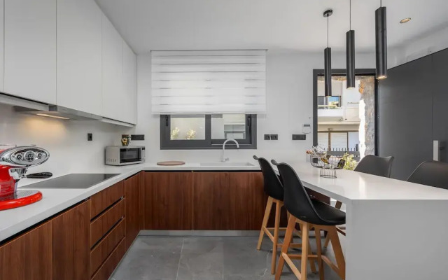 Lavender Luxury Apartment in Rhodes