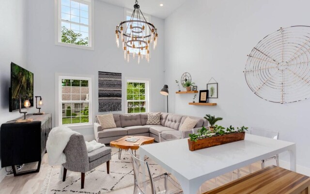 The Brownstone - 1 Block From Dtwn Square