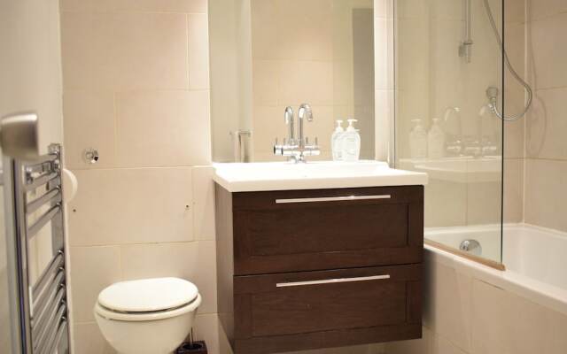 2 Bedroom Apartment With Balcony in Earls Court