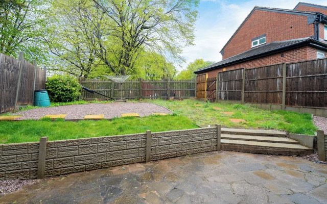 2 Bed-sleeps 4-private Garden- Free Parking