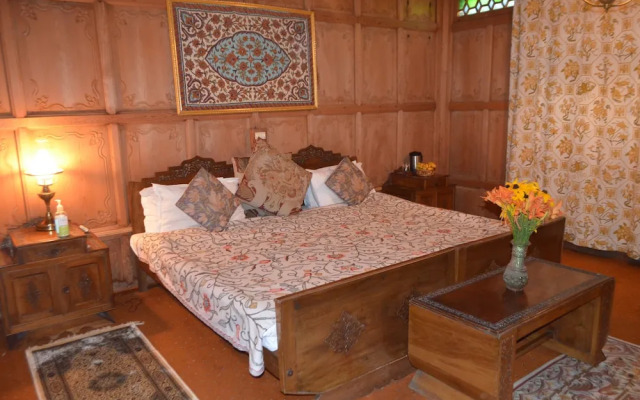 New Alexandra Houseboats