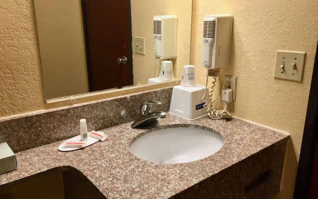 Travelodge by Wyndham Muskegon