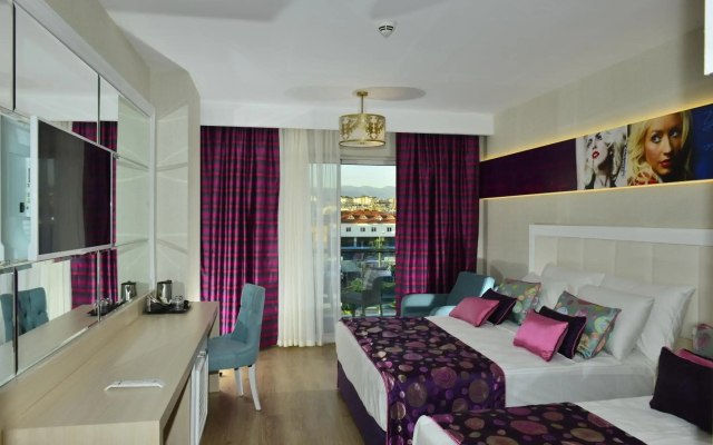 Azura Deluxe Resort&Spa Hotel