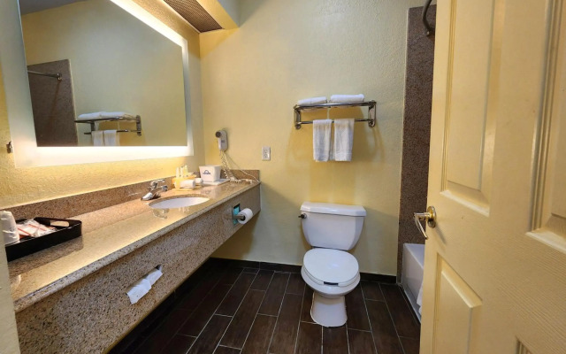Days Inn & Suites by Wyndham Pasadena
