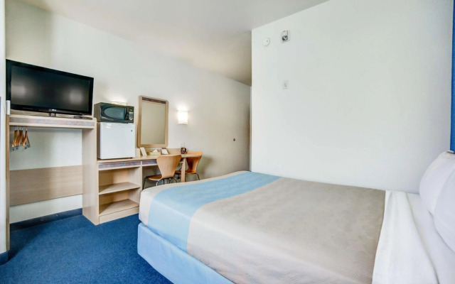 Motel 6 Red Deer, AB