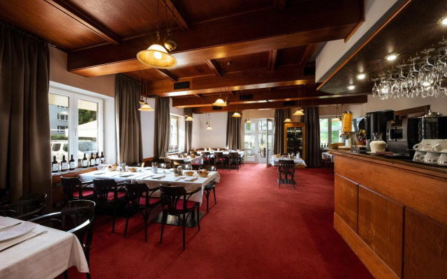 Prague Hotel Carl Inn restaurant & Free Parking