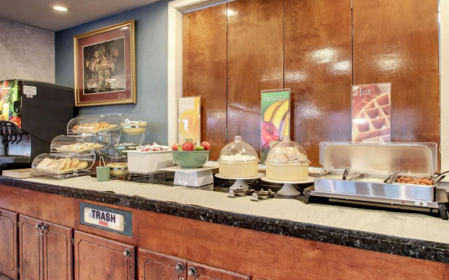 Quality Inn & Suites Clinton - Jackson West